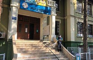 İzmit Belediyesi okulları dezenfekte ediyor