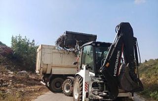 İzmit’te ağaçlık alana dökülen atıklar kaldırılıyor