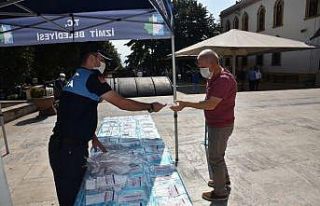 İzmit’te Cuma namazı öncesi ücretsiz maske dağıtıldı