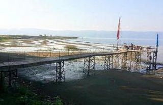 İznik Gölü’nde korkutan çekilme...İskele var...