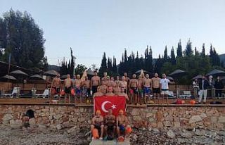 İznik Gölü’nü karşıdan karşıya yüzerek...