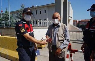 Jandarma AVM’de bulunan cüzdanı sahibine ulaştırdı