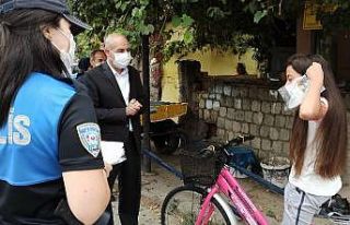 Jandarma komutanı ve emniyet müdürü maske dağıttı,...