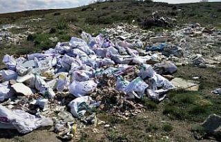 Kaçak döküm yapanlar tarlaları çöplüğe çevirdi