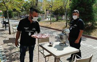 Kadına şiddete karşı tişörtlü farkındalık