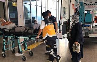 Kamyon, çarptığı otomobili metrelerce sürükledi:...