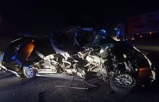 Kamyona çarpan minibüs hurdaya döndü: 1 yaralı