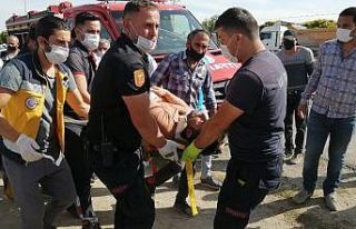 Kamyonette sıkışan yaralıyı itfaiye kurtardı