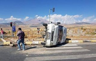 Kamyonla minibüs çarpıştı: 7 yaralı