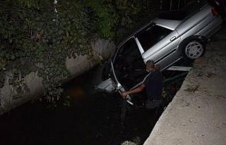 Kanala uçan araçtan burnu kanamadan çıktı