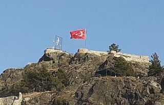 Kandiber Kalesi’nde yırtılan bayrak değişti