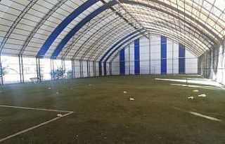 Kapalı saha, spor hariç her şey için kullanılıyor