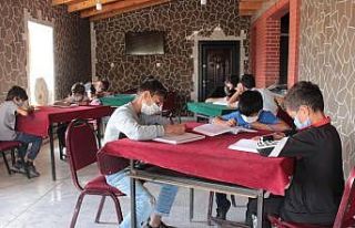 Kapattığı çay ocağını eğitim yuvasına dönüştürdü