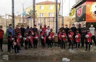 Karaköyspor futbol okulundaki minik futbolculara...
