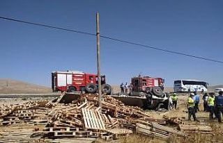 Karaman’da palet yüklü kamyon devrildi: 1 ölü