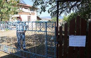 Karantinada olduğunu duyurmak için kapısına yazı...