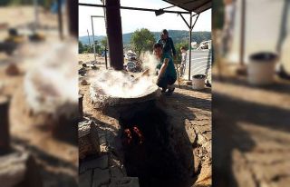 Karaüzüm pekmezi için kazanlar kaynatılıyor