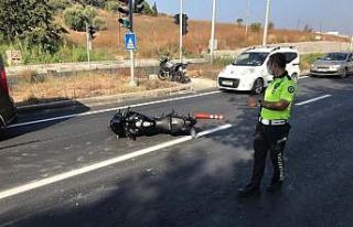 Karşıdan karşıya geçen anne kıza motosiklet...