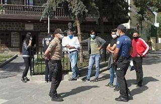 Kars’ta polisi gören maske taktı