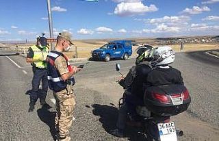 Kars’ta trafik kontrolleri devam ediyor