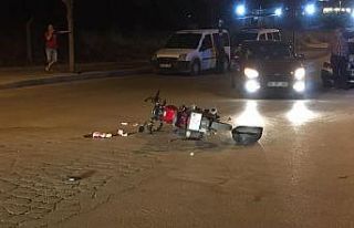 Kask takmayan motosiklet sürücüsü ölümden döndü