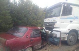 Kastamonu’da otomobil ile kamyon çarpıştı: 2...
