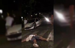 Kavga anında otomobil çarpan arkadaşlarına bile...