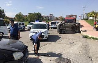 Kavşağa dikkatsiz giren sürücüler çarpıştı
