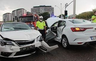 Kavşakta iki otomobil kavşakta çarpıştı: 1 yaralı