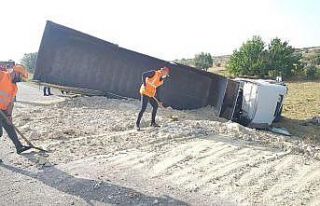 Kaya parçaları yüklü tır devrildi: 1 yaralı