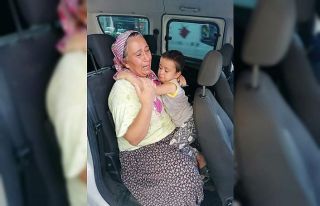 Kaybolan çocuğu trafik polisi ailesine kavuşturdu