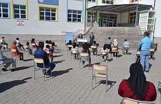 Kaymakam Akköz, öğrencilere tablet hediye etti