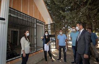 Kaymakam Aslan, inşası devam eden muhtarlık ofisini...