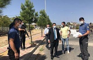 Kaymakam Kılınç güvenlik güçlerine maske dağıttı
