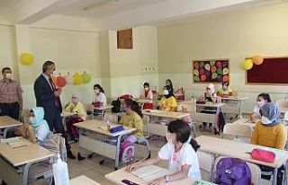 Kaymakam Pişkin, proje okulunu ziyaret etti