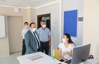 Kaymakam Şen, EBA Canlı Sınıf’ta öğrencilerle...