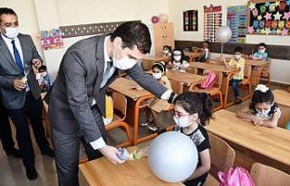 Kaymakam Temizkan minik öğrencilerin okuldaki ilk...