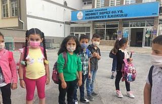 Kayseri’de minikler yüz yüze eğitime maskeleri...