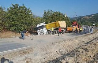 Kaza sonrası çakıl dolan yolu ellerine aldıkları...