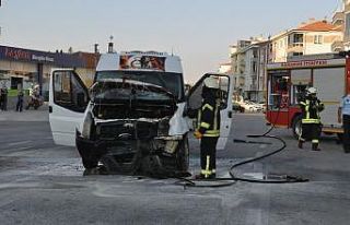Kaza yapan servis minibüsü alev aldı