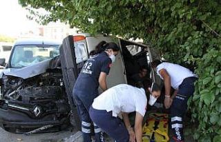 Kazada yaralanan sürücü sıkıştığı yerden...