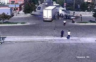 Kazayı gören eline yangın tüpü alarak koştu