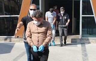 Kendilerini polis olarak tanıtıp vatandaşı dolandırdılar