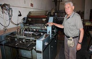 Kendisinden yaşça büyük makinelerle baskıya devam...