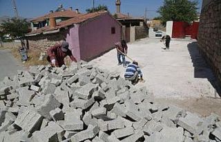 Kırsal Mahallelerde parke seferberliği devam ediyor