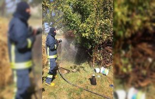 Kışın yakılmak üzere istiflenen odunlar yandı
