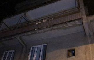 Kıskançlık krizine girdi, balkonda eşini 9 yerinden...