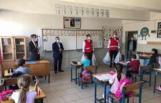 Kızılay’dan öğrencilere kırtasiye yardımı