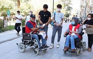 Kızılay’ın tekerlekli sandalyeli gönüllüleri...