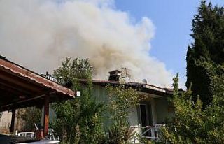 Kocaeli’de bitişik vaziyetteki 4 ev alevlere teslim...